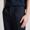 Los pantalones de corte ajustado con acabado aterciopelado de The Edit