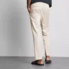 Los pantalones de corte ajustado con acabado aterciopelado de The Edit