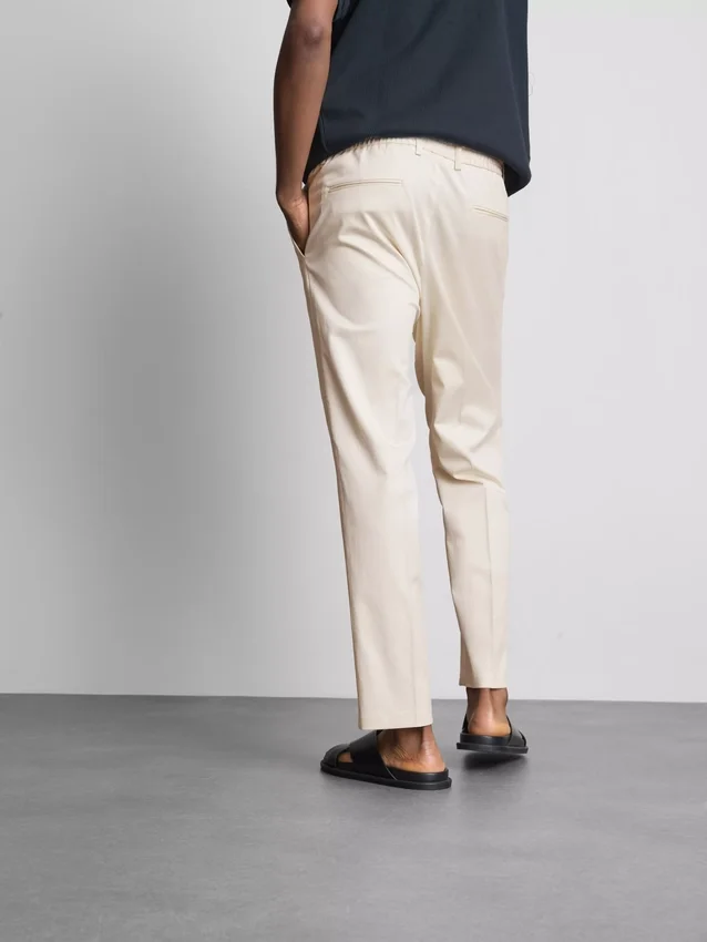 Los pantalones de corte ajustado con acabado aterciopelado de The Edit