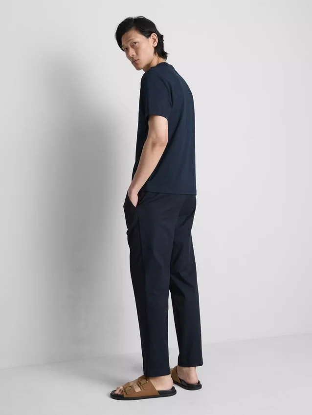 Los pantalones de corte ajustado con acabado aterciopelado de The Edit