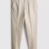 Los pantalones de corte ajustado con acabado aterciopelado de The Edit