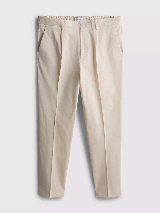 Los pantalones de corte ajustado con acabado aterciopelado de The Edit