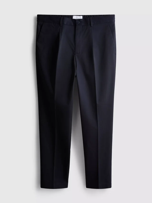 Los pantalones de corte ajustado con acabado aterciopelado de The Edit