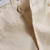 Los pantalones de corte ajustado con acabado aterciopelado de The Edit