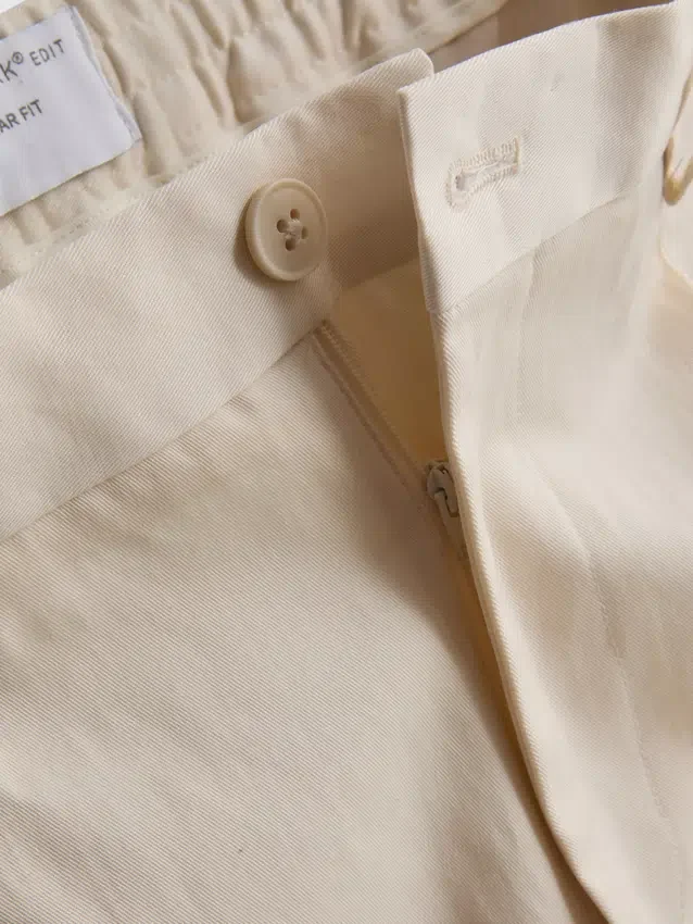 Los pantalones de corte ajustado con acabado aterciopelado de The Edit