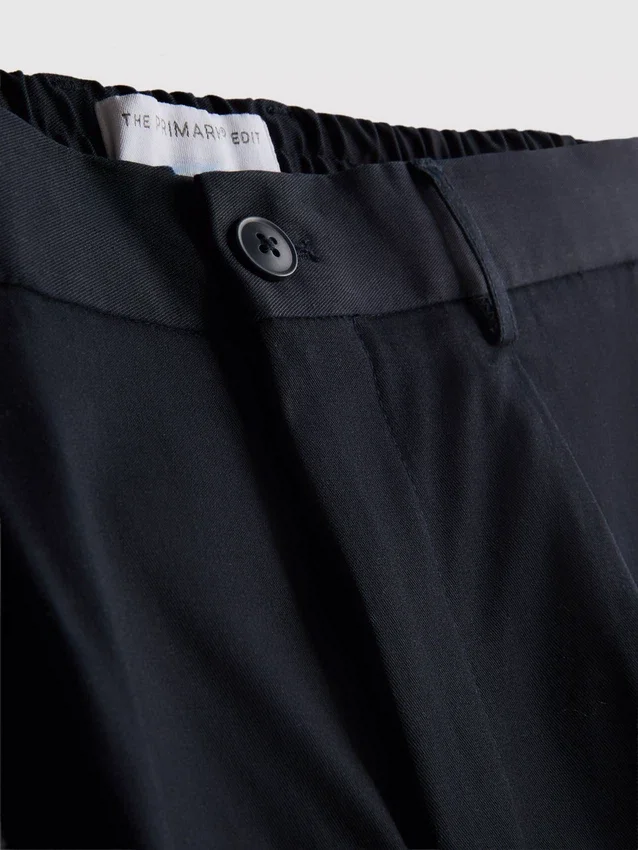 Los pantalones de corte ajustado con acabado aterciopelado de The Edit