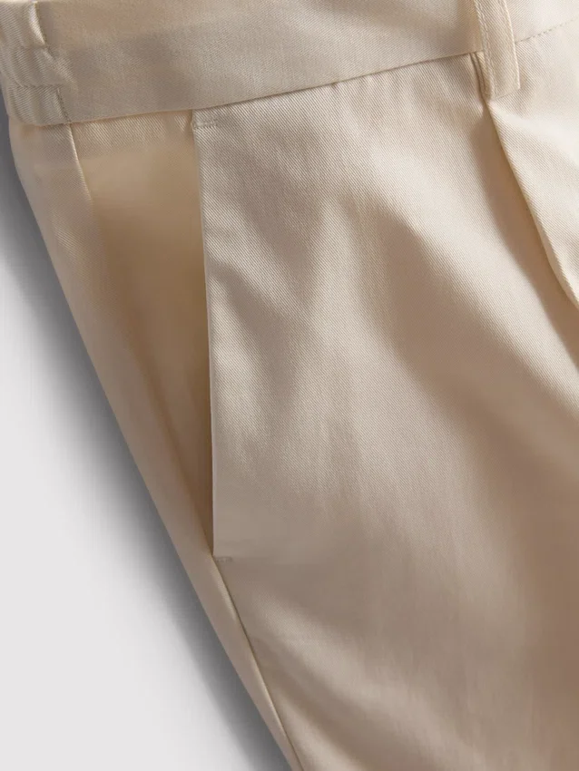 Los pantalones de corte ajustado con acabado aterciopelado de The Edit