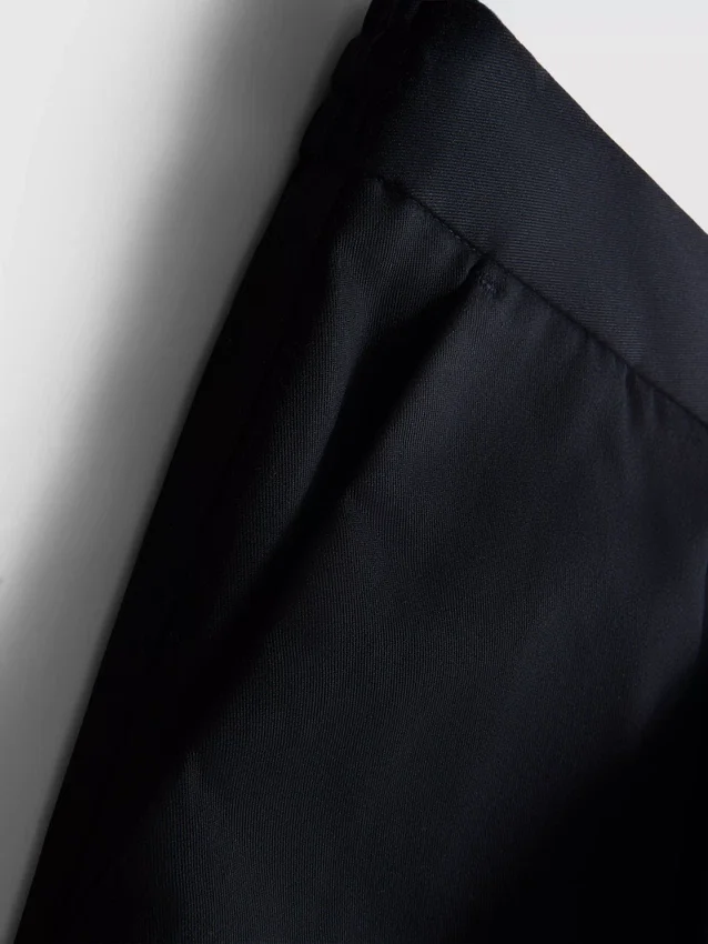 Los pantalones de corte ajustado con acabado aterciopelado de The Edit