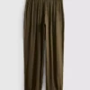 Los pantalones de satén con dobladillo de The Edit