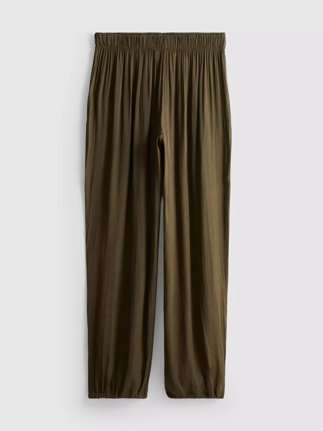 Los pantalones de satén con dobladillo de The Edit