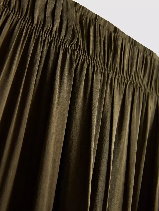 Los pantalones de satén con dobladillo de The Edit