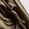 Los pantalones de satén con dobladillo de The Edit