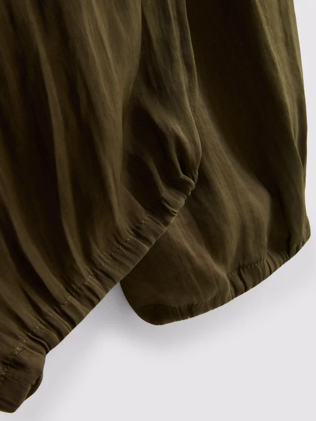 Los pantalones de satén con dobladillo de The Edit