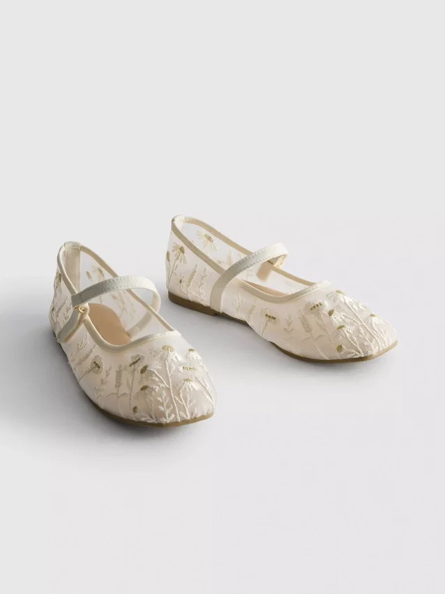 Los zapatos planos bordados de The Edit