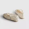 Los zapatos planos bordados de The Edit