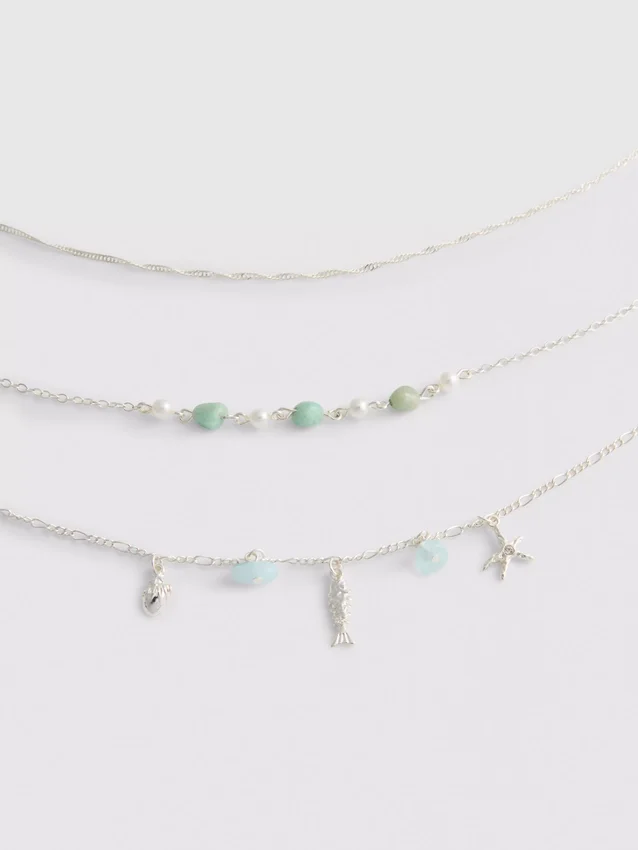 Lote de 3 collares con dijes variados