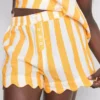 Me encanta relajarme con estos pantalones cortos de pijama a rayas con volantes