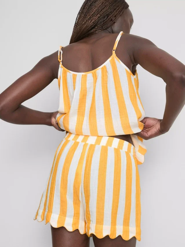 Me encanta relajarme con estos pantalones cortos de pijama a rayas con volantes