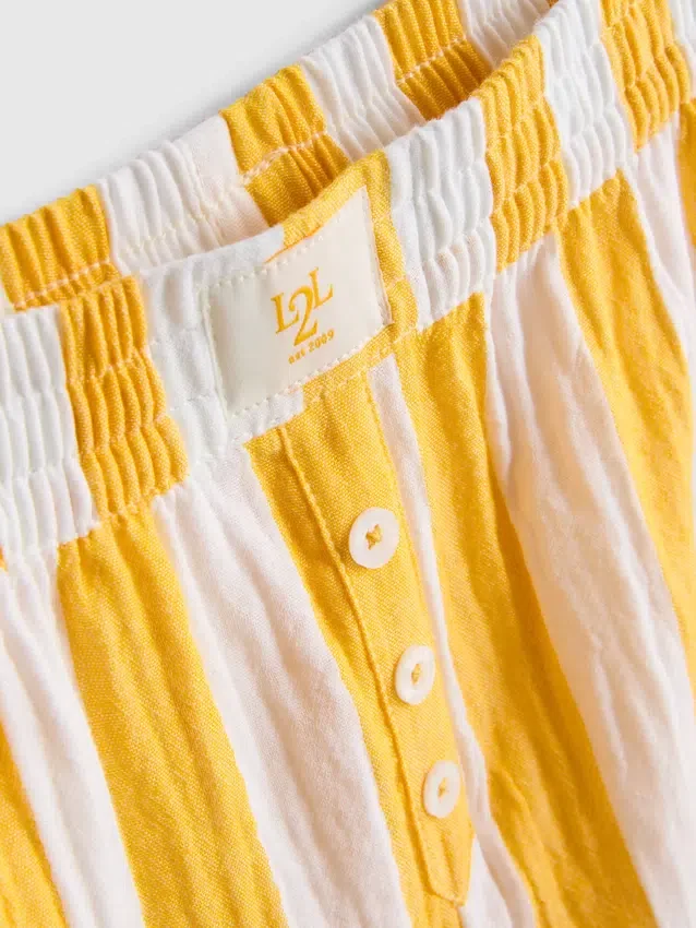 Me encanta relajarme con estos pantalones cortos de pijama a rayas con volantes