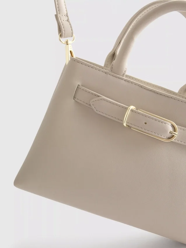 Mini bolso con detalle de hebilla
