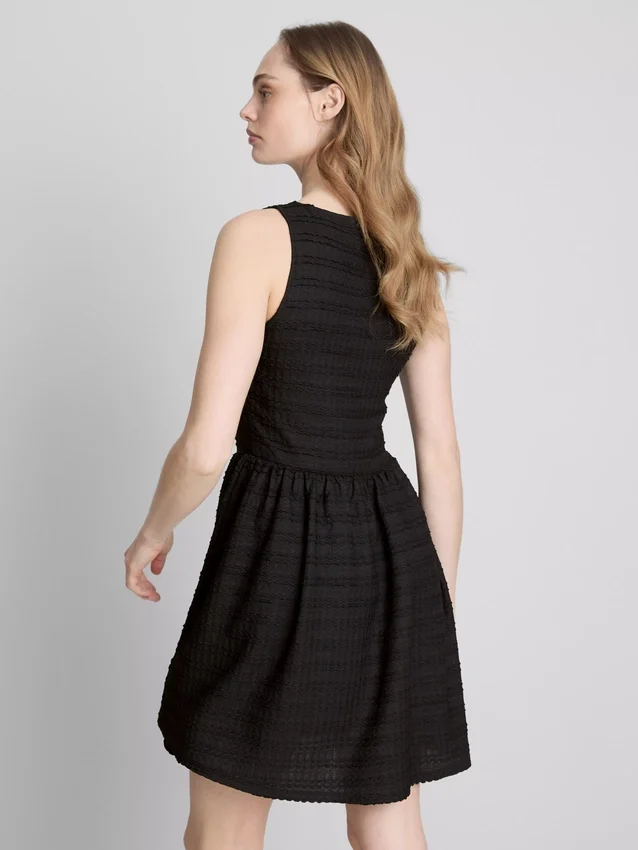Mini vestido arrugado con textura