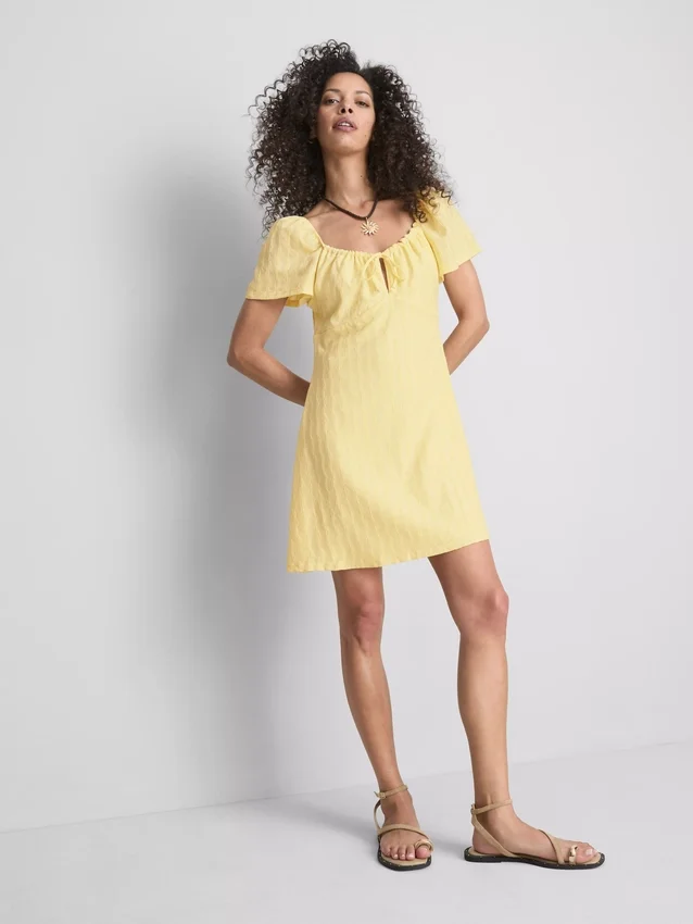 Mini vestido con mangas casquillo arrugadas