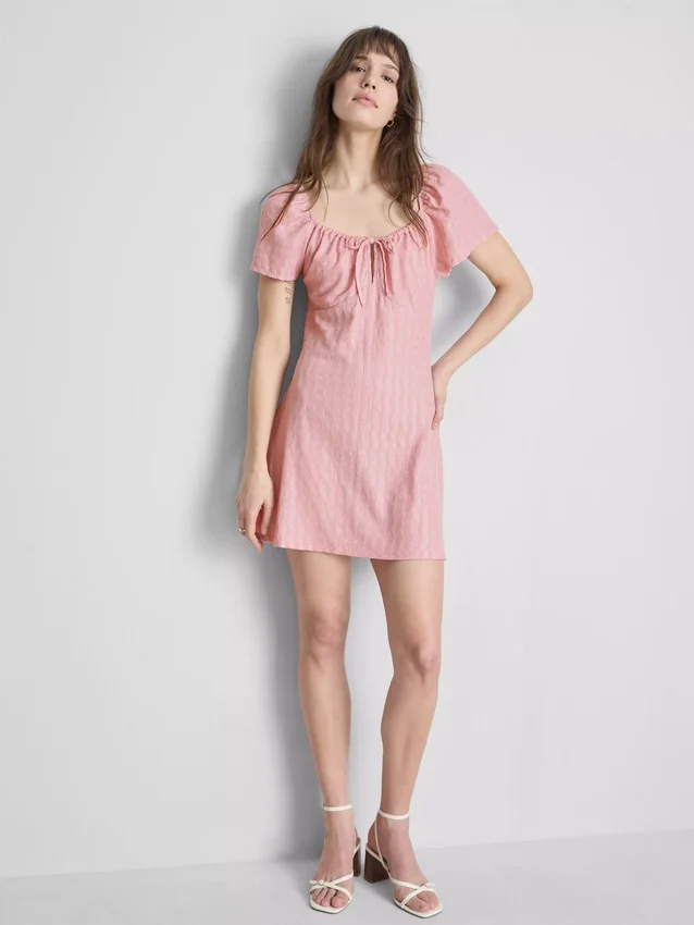 Mini vestido con mangas casquillo arrugadas