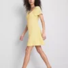 Mini vestido con mangas casquillo arrugadas