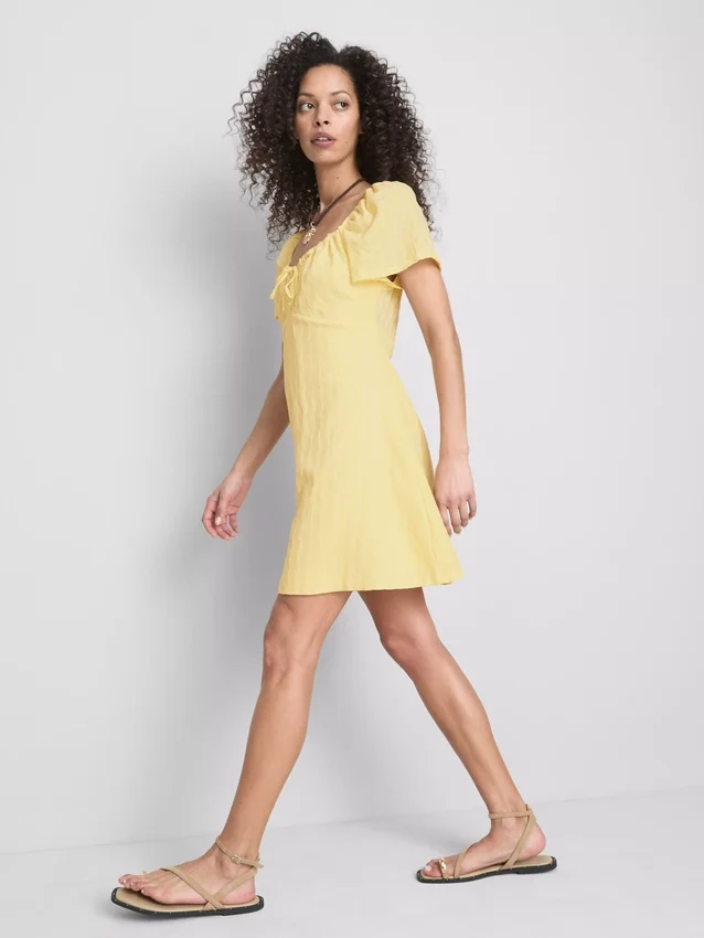 Mini vestido con mangas casquillo arrugadas