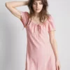 Mini vestido con mangas casquillo arrugadas