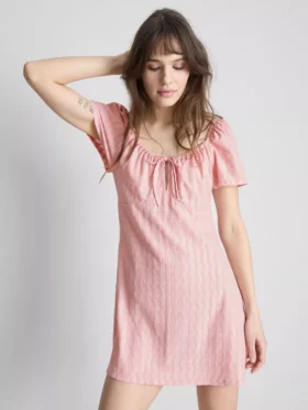 Mini vestido con mangas casquillo arrugadas
