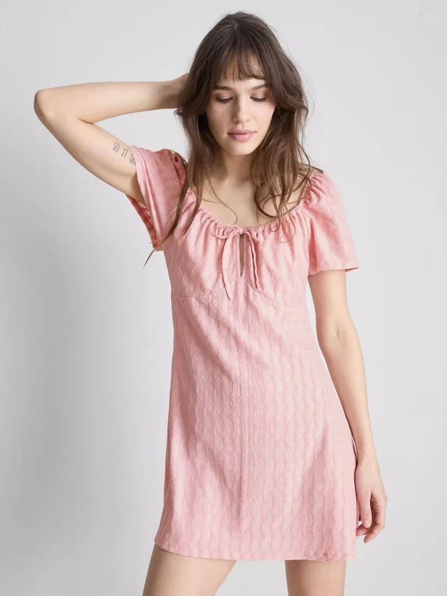 Mini vestido con mangas casquillo arrugadas