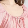 Mini vestido con mangas casquillo arrugadas