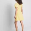 Mini vestido con mangas casquillo arrugadas