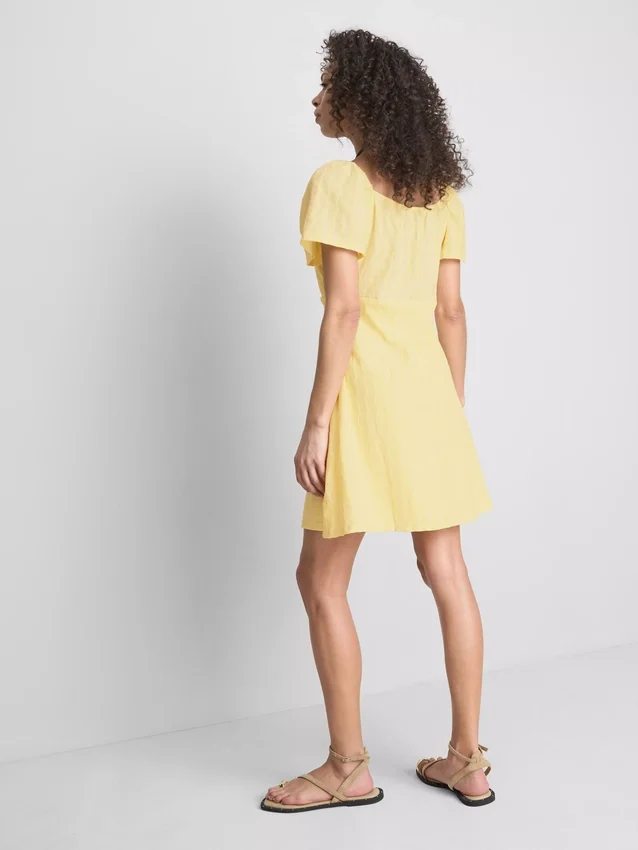 Mini vestido con mangas casquillo arrugadas