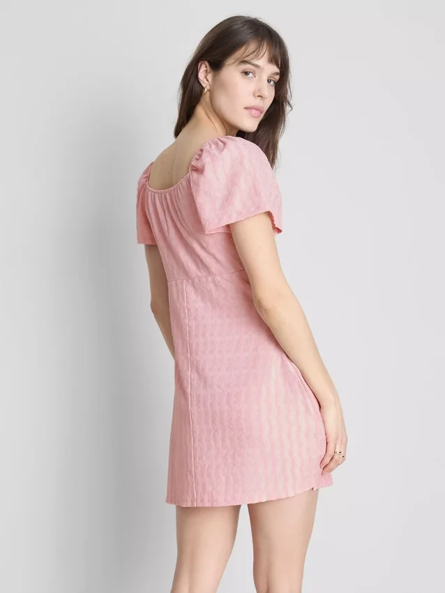 Mini vestido con mangas casquillo arrugadas