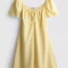 Mini vestido con mangas casquillo arrugadas