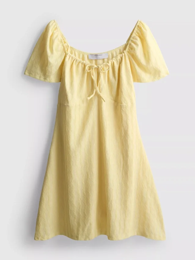 Mini vestido con mangas casquillo arrugadas