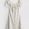 Mini vestido con mangas casquillo arrugadas