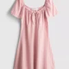 Mini vestido con mangas casquillo arrugadas