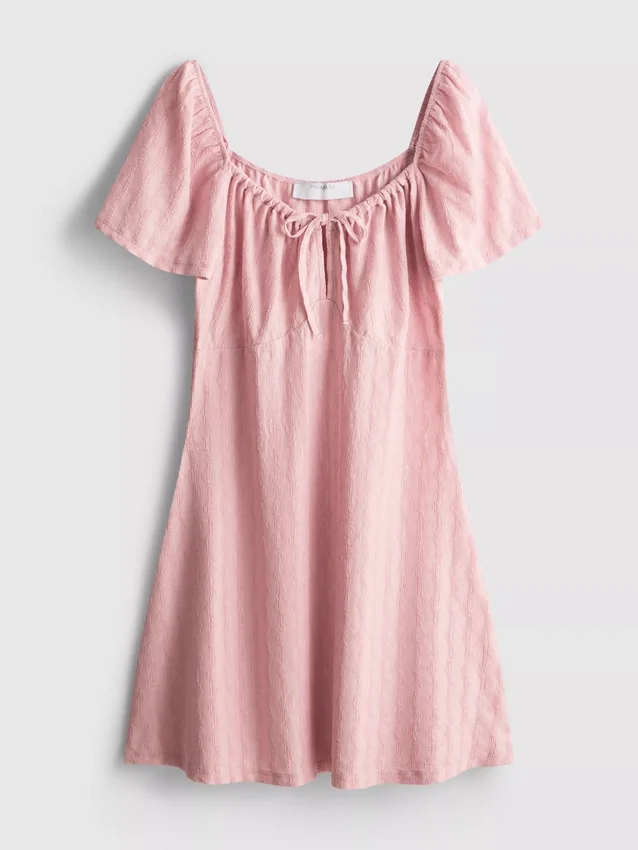 Mini vestido con mangas casquillo arrugadas