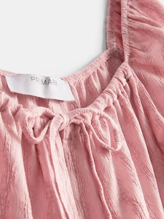 Mini vestido con mangas casquillo arrugadas