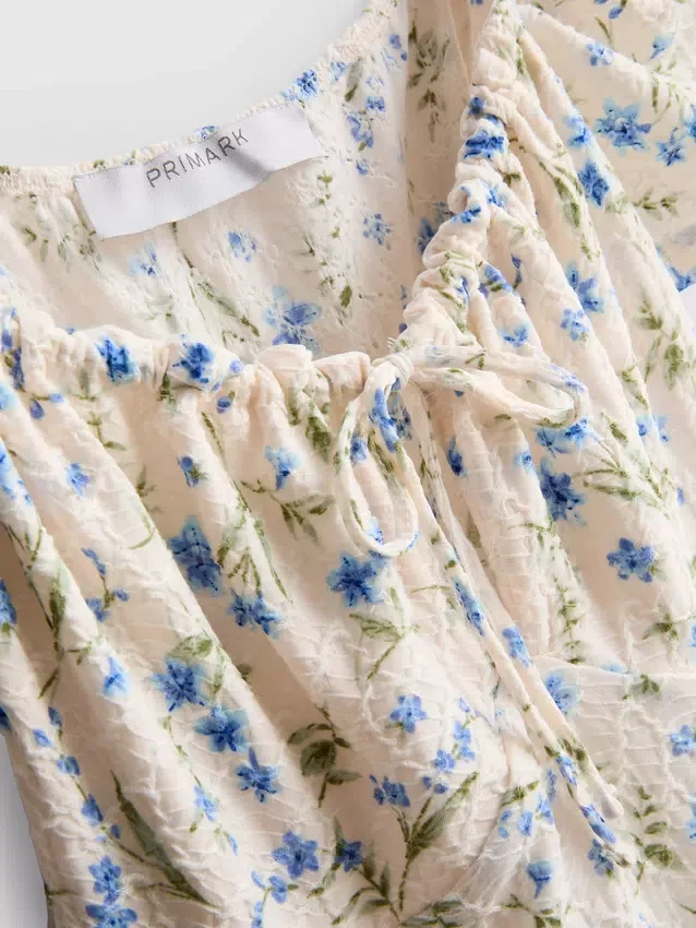 Mini vestido con mangas casquillo arrugadas
