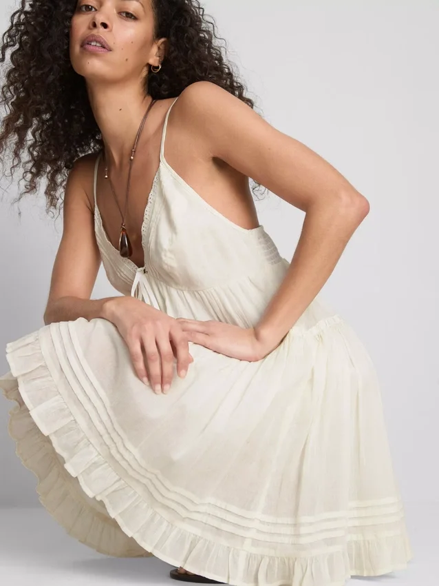 Mini vestido con volantes y ribete de encaje de Paula Echevarría