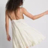 Mini vestido con volantes y ribete de encaje de Paula Echevarría