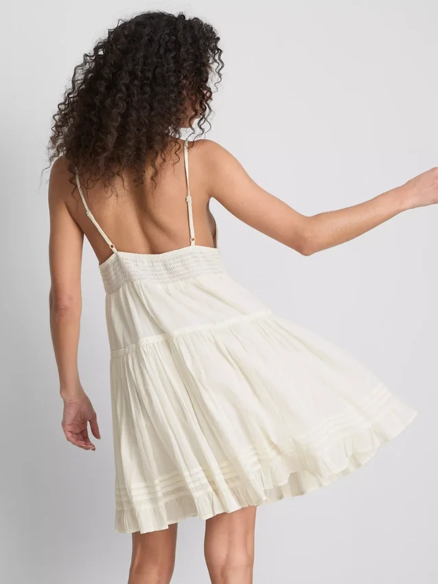 Mini vestido con volantes y ribete de encaje de Paula Echevarría