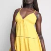 Mini vestido de algodón con cuello en V y volantes