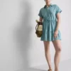 Mini vestido de manga corta con volantes