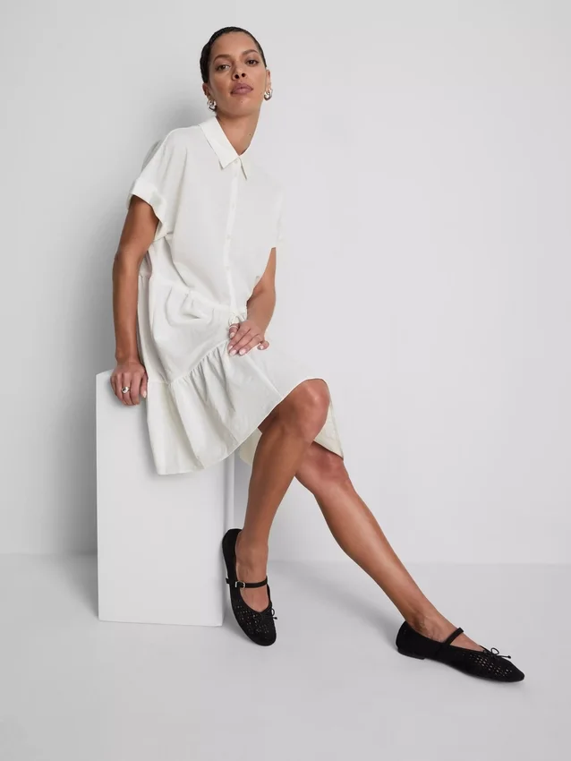 Mini vestido de manga corta con volantes