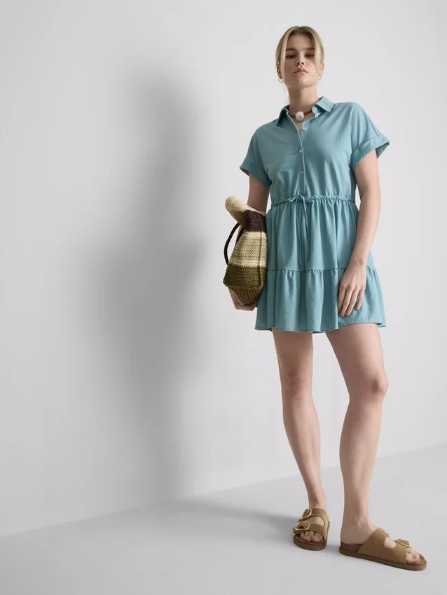 Mini vestido de manga corta con volantes